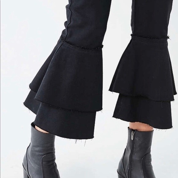 *RARE* BDG Women's High-Rise Two-Tiered Ruffle Flare Crop Jeans in Black Size 26 - Picture 4 of 10